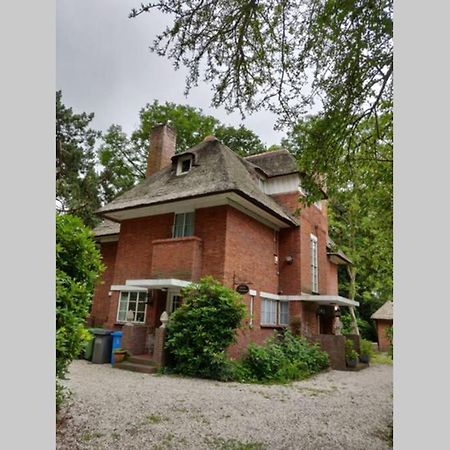 Vrijstaande Rietgedekte Villa Nabij Uitvalswegen Wassenaar Bagian luar foto