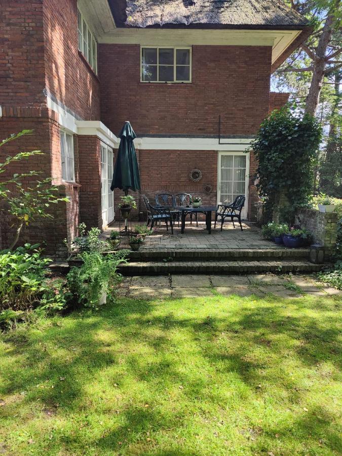 Vrijstaande Rietgedekte Villa Nabij Uitvalswegen Wassenaar Bagian luar foto