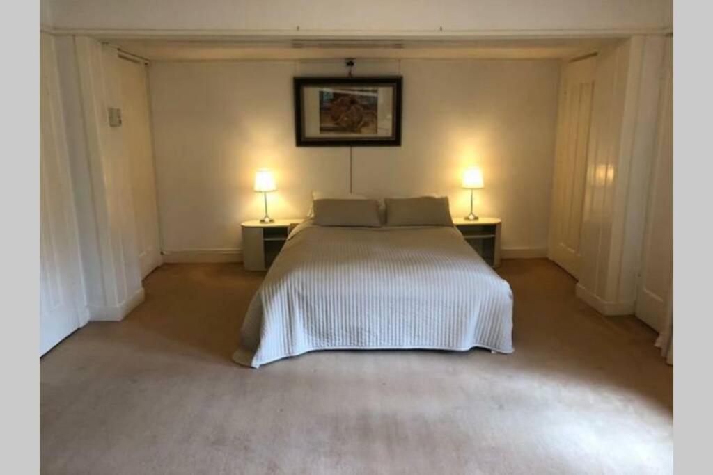 Vrijstaande Rietgedekte Villa Nabij Uitvalswegen Wassenaar Bagian luar foto