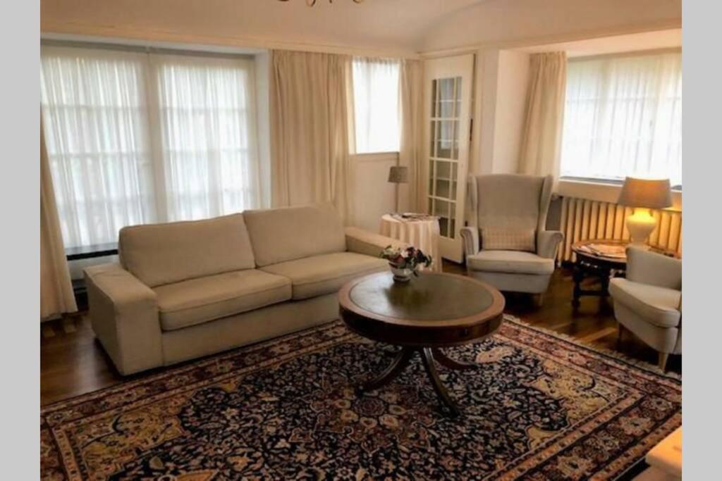 Vrijstaande Rietgedekte Villa Nabij Uitvalswegen Wassenaar Bagian luar foto