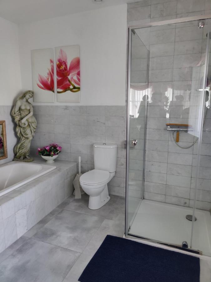 Vrijstaande Rietgedekte Villa Nabij Uitvalswegen Wassenaar Bagian luar foto