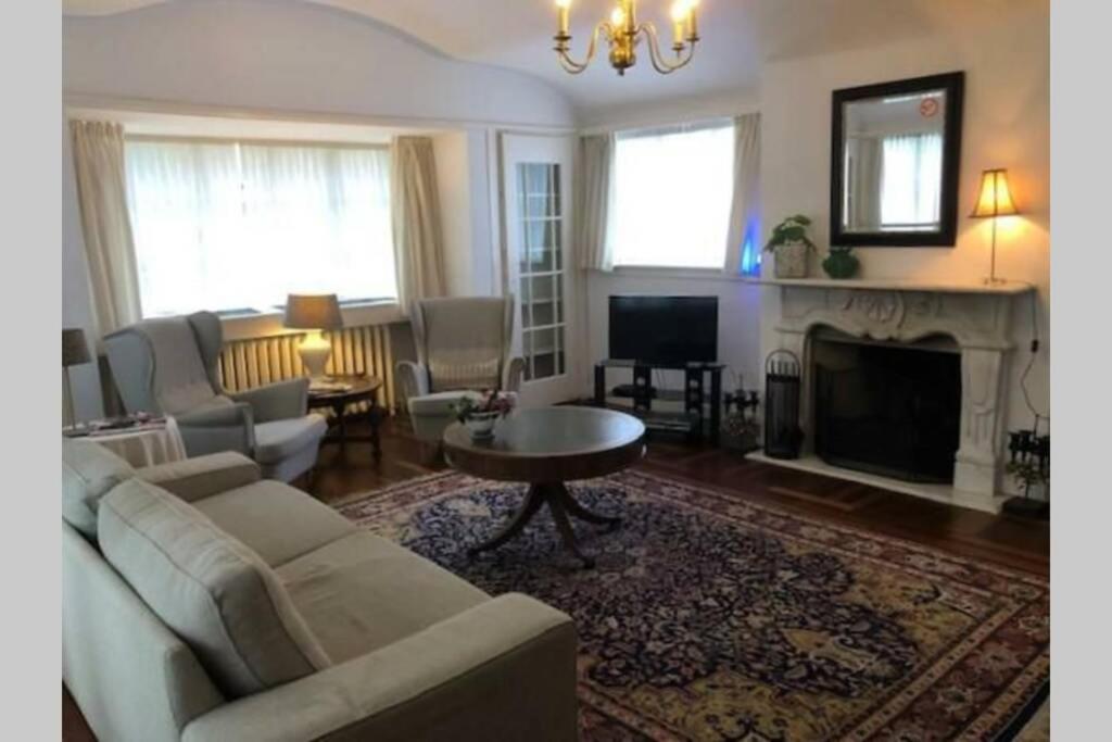 Vrijstaande Rietgedekte Villa Nabij Uitvalswegen Wassenaar Bagian luar foto
