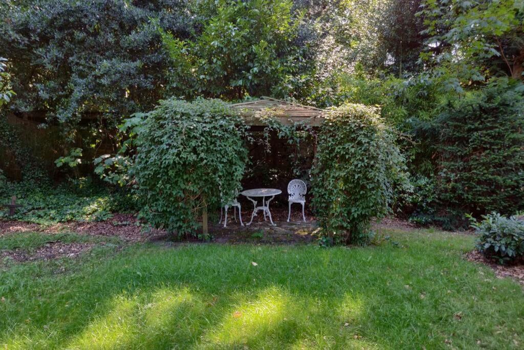 Vrijstaande Rietgedekte Villa Nabij Uitvalswegen Wassenaar Bagian luar foto